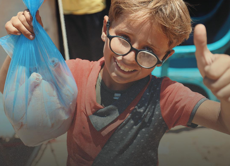 توزيع المياه على أهالي غزة