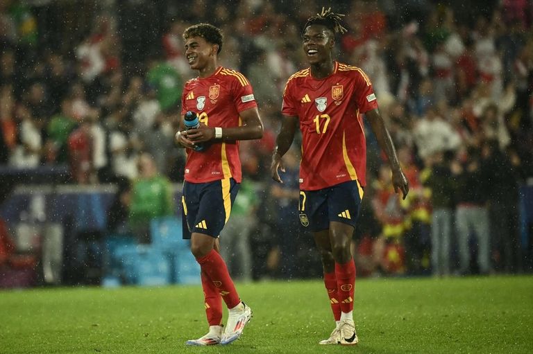 نيكو ويليامز ولامين يامال يلعبان "طوبة ورقة مقص" في منتخب إسبانيا