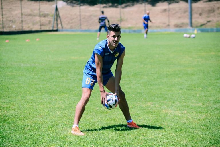 عبد القهار قادري لاعب منتخب الجزائر عبد القهار قادري لاعب منتخب الجزائر