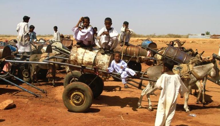 أطفال سودانيون يتجمعون قرب بئر للمياه