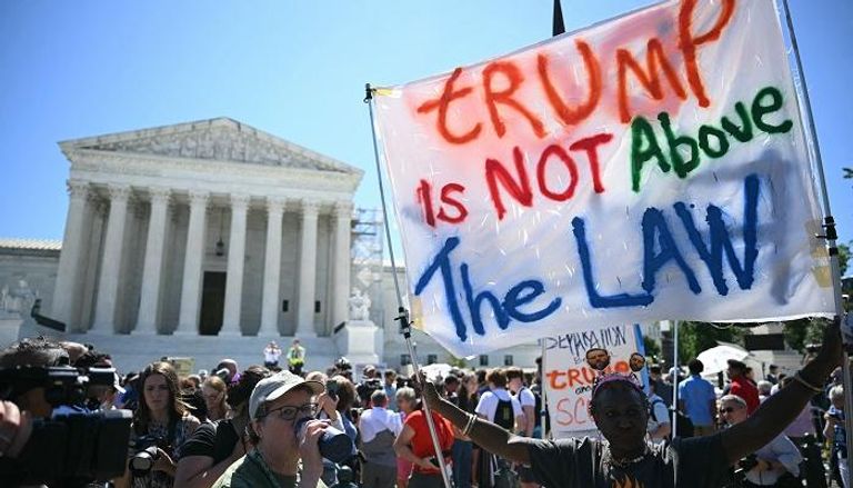 محتجون على حصانة ترامب أمام مقر المحكمة العليا في واشنطن