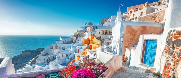 جزيرة سانتوريني ضمن أروع مدن لقضاء عطلة في عام 2024