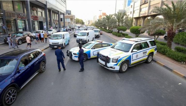 رجال الأمن في أحد شوارع الكويت