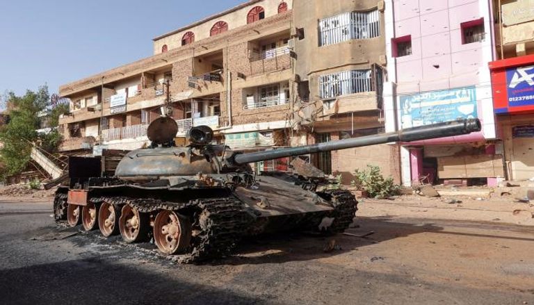 دبابة عسكرية مدمرة في شوارع أم درمان