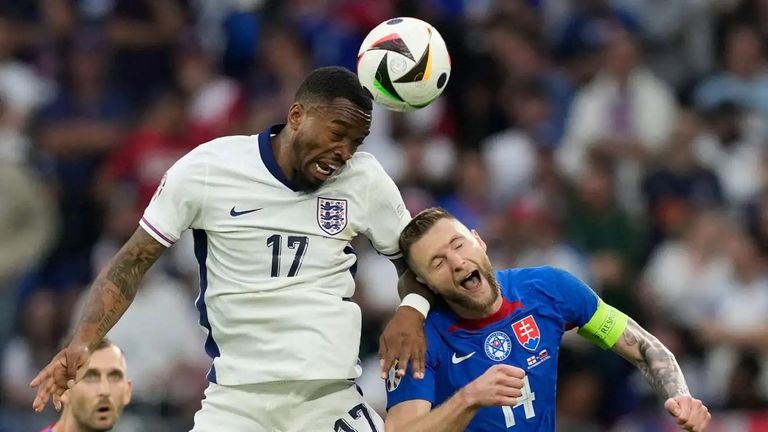 إيفان توني خلال مباراة إنجلترا وسلوفاكيا في يورو 2024 ساوثغيت وإيفان توني في منتخب إنجلترا