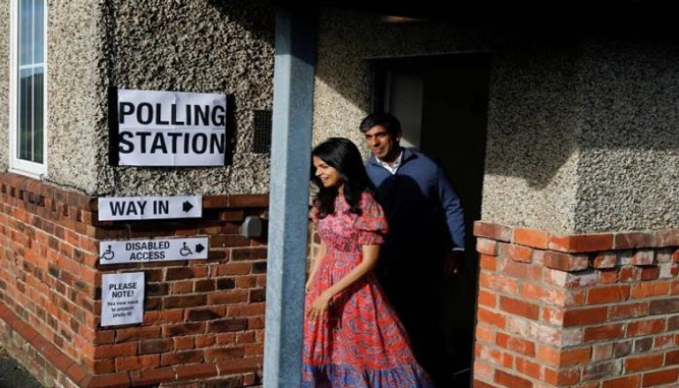ريشي سوناك وزوجته يغادران مركز اقتراع