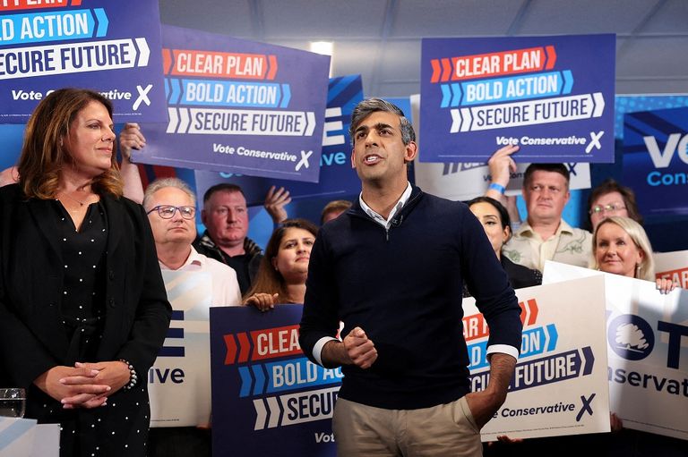 كير ستارمر خلال مؤتمر انتخابي