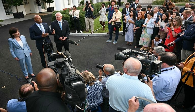 حكام ديمقراطيون يدعمون بايدن