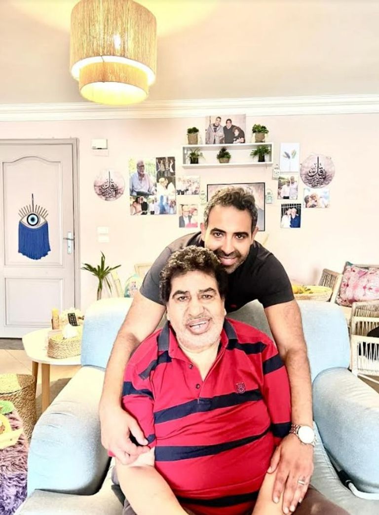 أحمد عدوية رفقة أحفاده 