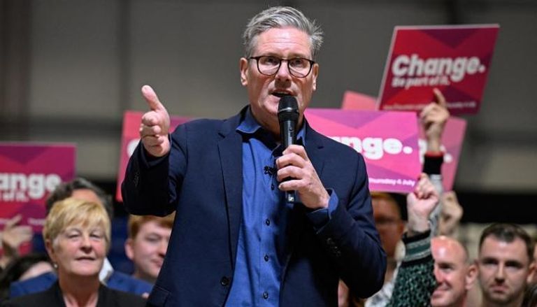 كير ستارمر زعيم حزب العمال البريطاني جانب من عملية فرز الأصوات في الانتخابات البريطانية - رويترز