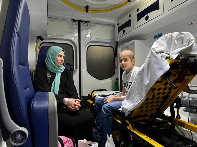 جانب من استقبال أطفال غزة بمطار أبوظبي