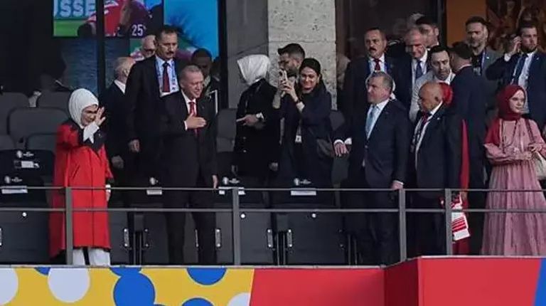 الرئيس التركي رجب طيب أردوغان في مدرجات مباراة منتخب بلاده ضد هولندا