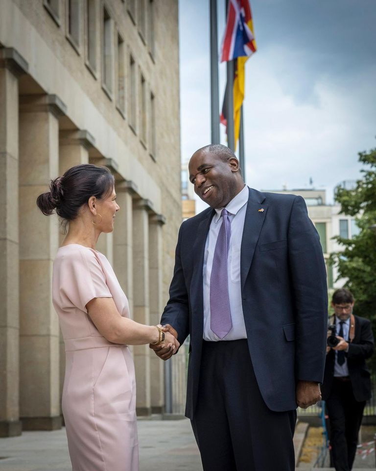 وزيرا خارجية بريطانيا وألمانيا يشاهدان مباراة إنجلترا وسويسرا