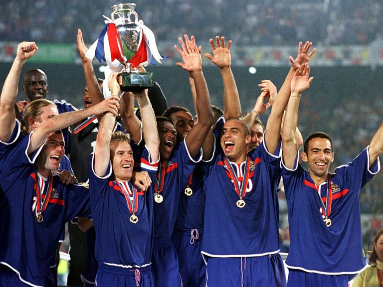 منتخب فرنسا بطل يورو 2000 منتخب إسبانيا بطل يورو 2012