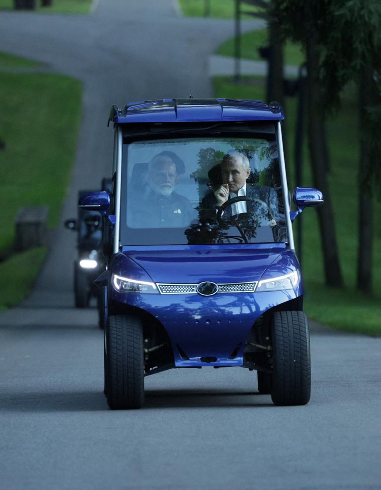 بوتين ومودي يحتسيان الشاي