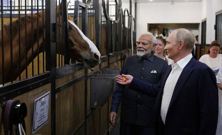 بوتين ومودي يحتسيان الشاي