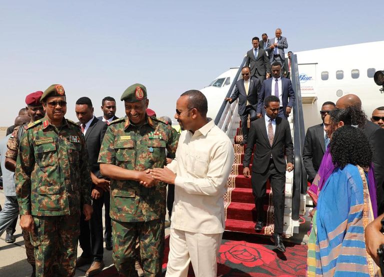 البرهان يستقبل آبي أحمد في بورتسودان