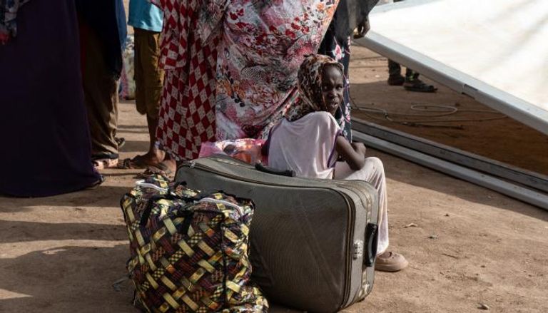 فتاة سودانية فارة من سنجة جراء المعارك