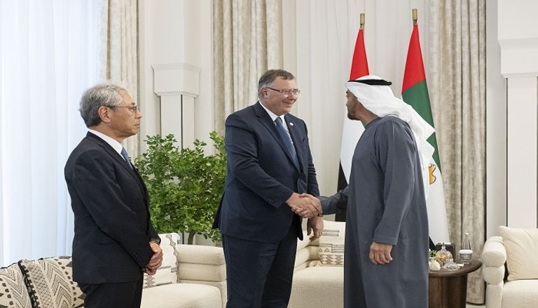 الشيخ محمد بن زايد آل نهيان رئيس دولة الإمارات خلال استقباله شركاء المشروع