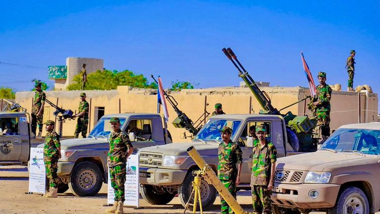 قوات دفاع شبوة أثناء عرض عسكري .. أرشيفية مدفع لقوات دفاع شبوة يقصف مواقع للقاعدة على الحدود مع البيضاء - أرشيفية