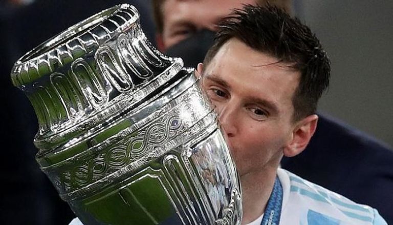 ميسي يقبل كأس كوبا أمريكا ليونيل ميسي بطل كأس العالم 2022