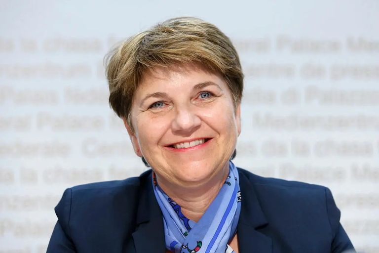 فيولا أمهيرد الدولار الأمريكي