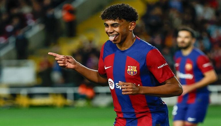 لامين يامال بقميص برشلونة لامين يامال نجم منتخب إسبانيا