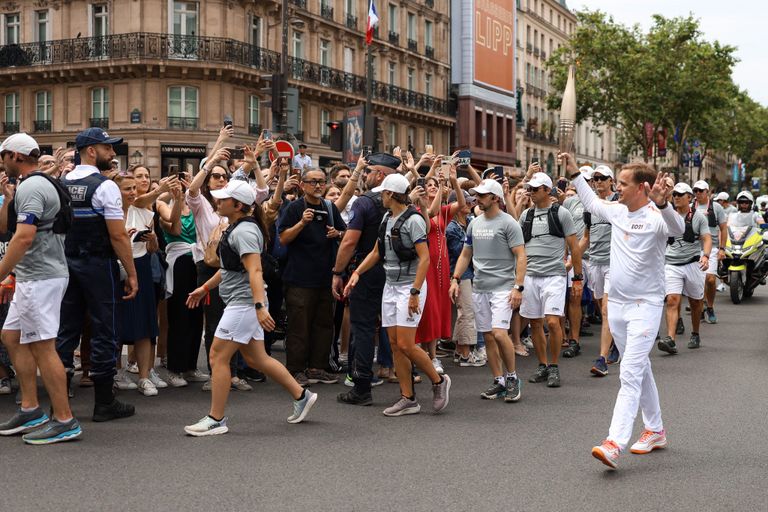 رحلة الشعلة الأولمبية تنطلق في باريس