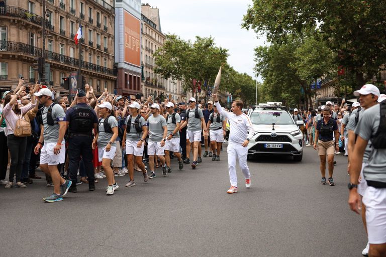 رحلة الشعلة الأولمبية تنطلق في باريس