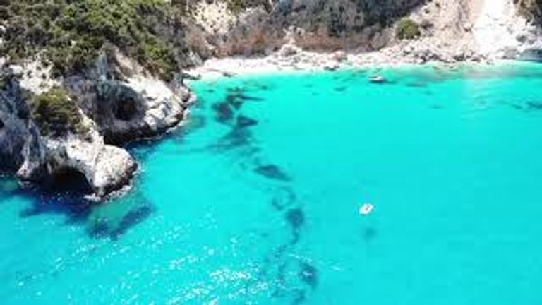 شاطئ كالا جولوريتزيه – باوني أحد شواطئ سردينيا السياحة في سردينيا