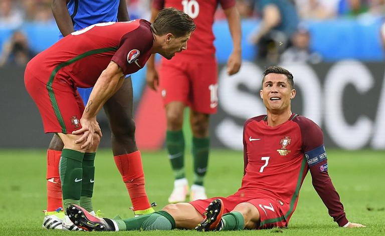 كريستيانو رونالدو دموع ليونيل ميسي