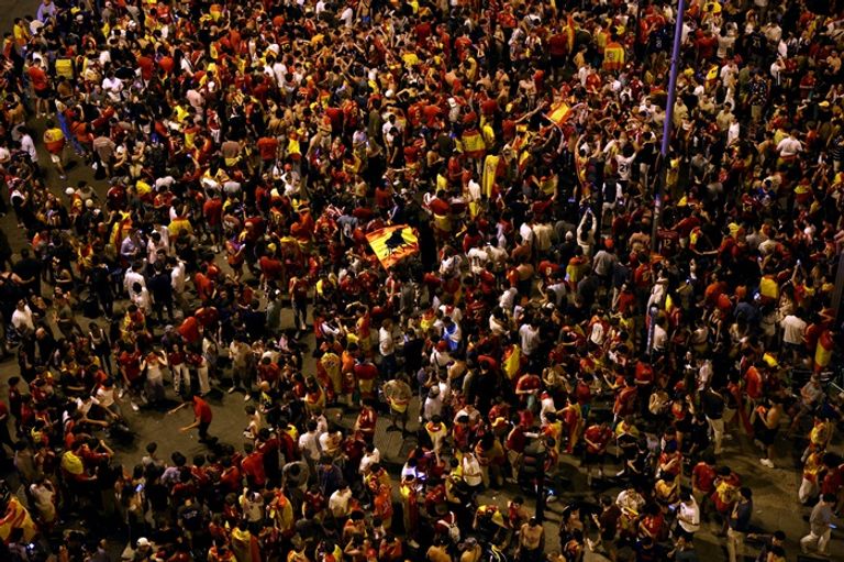 احتفالات جماهير إسبانيا احتفالات جماهير إسبانيا