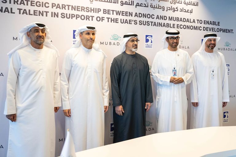 مراسم التوقيع الشيخ خالد بن محمد بن زايد آل نهيان خلال مراسم توقيع الاتفاقية