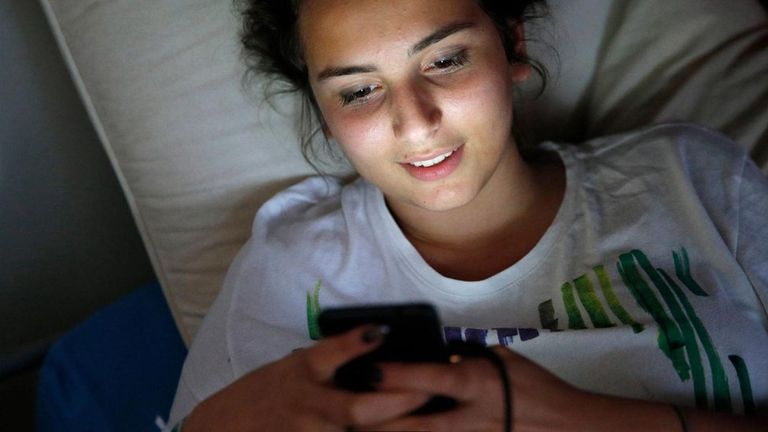 الأضرار المحتملة لنشر صور الأزواج على منصات التواصل تطبيقات لمراقبة الأزواج