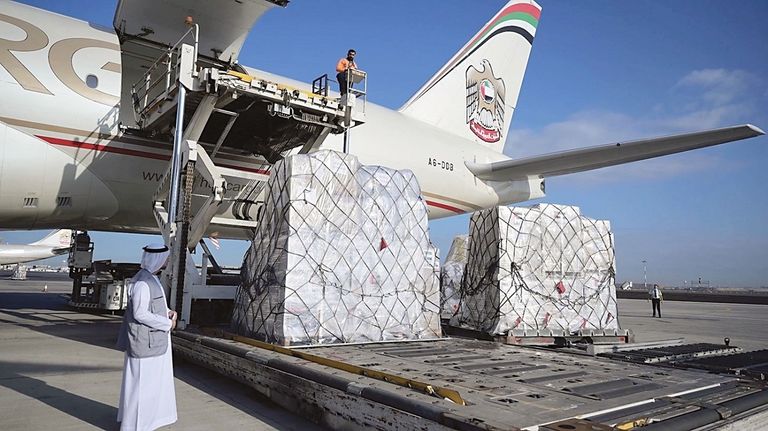 طائرة مساعدات إماراتية إلى إندونيسيا وقت جائحة كورونا