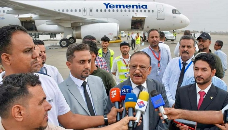 مسافرون أثناء صعودهم إحدى طائرات اليمنية المتجهة للإمارات