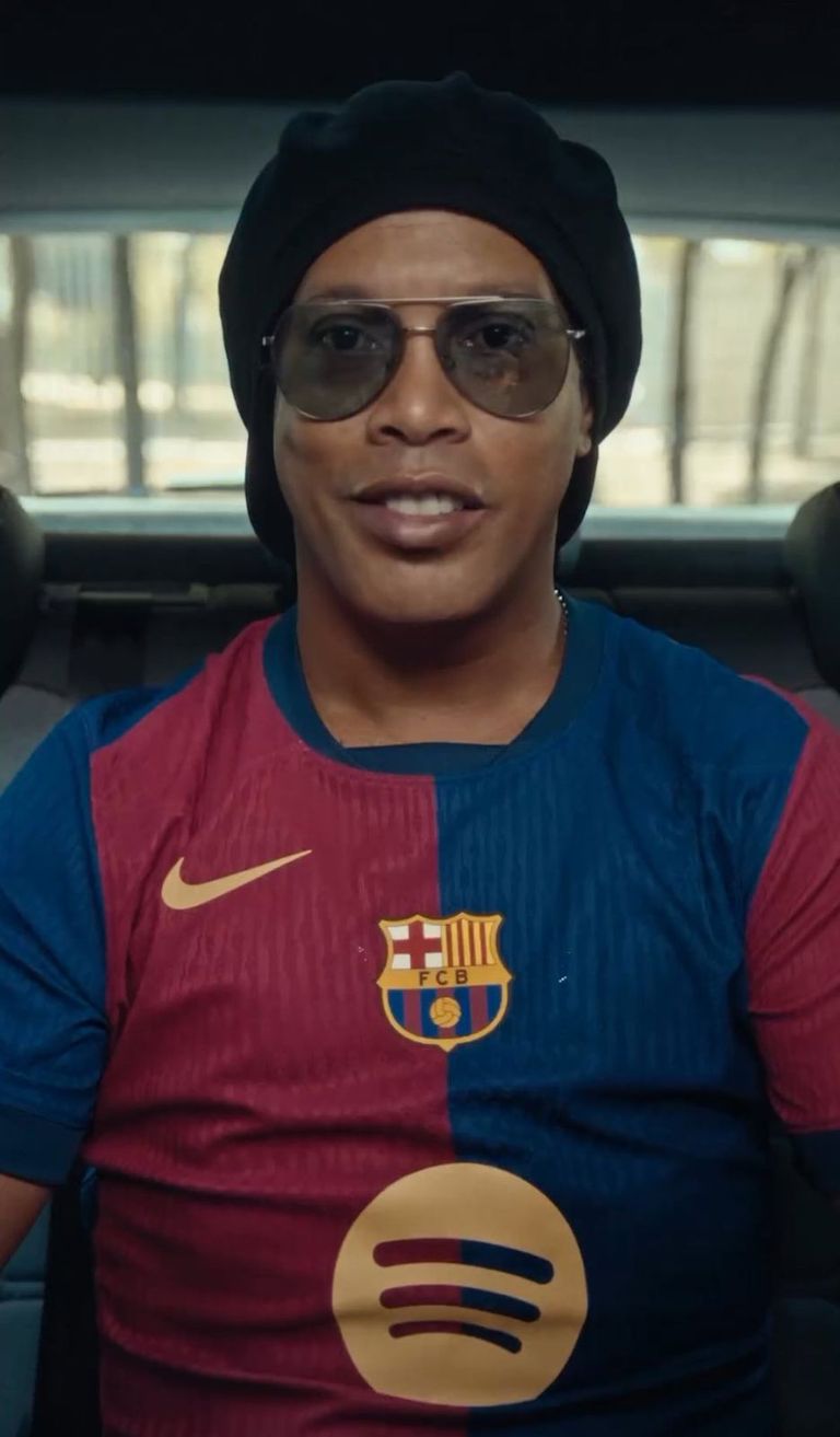 رونالدينيو أسطورة بقميص برشلونة الجديد قميص برشلونة الجديد 2024-2025