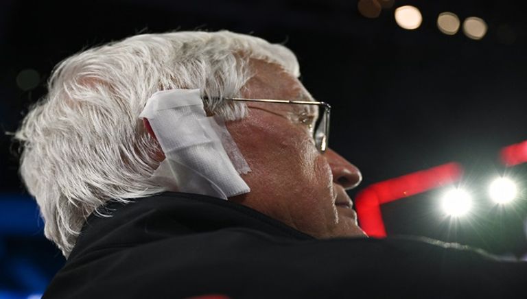 ضمادة ترامب تتحول لـ«صرخة» في عالم الموضة