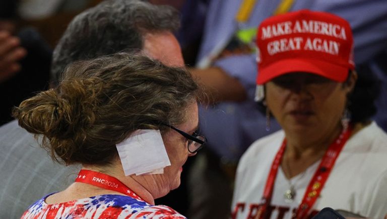 ضمادة ترامب تتحول لـ«صرخة» في عالم الموضة