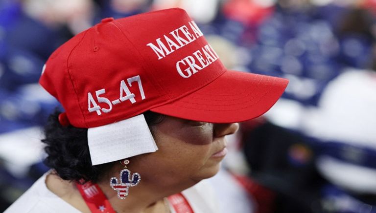 ضمادة ترامب تتحول لـ«صرخة» في عالم الموضة