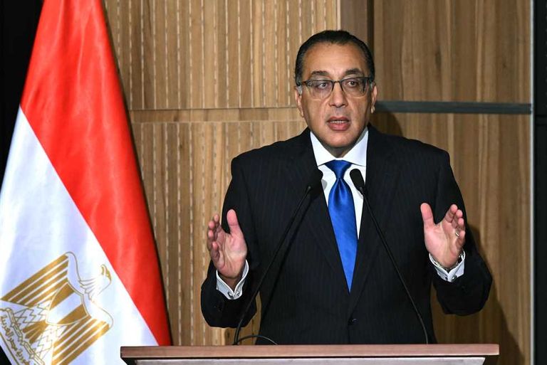 محافظ سوهاج مع الطبيبة