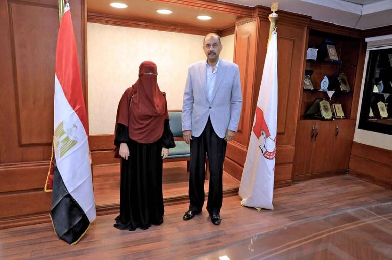 محافظ سوهاج مع الطبيبة