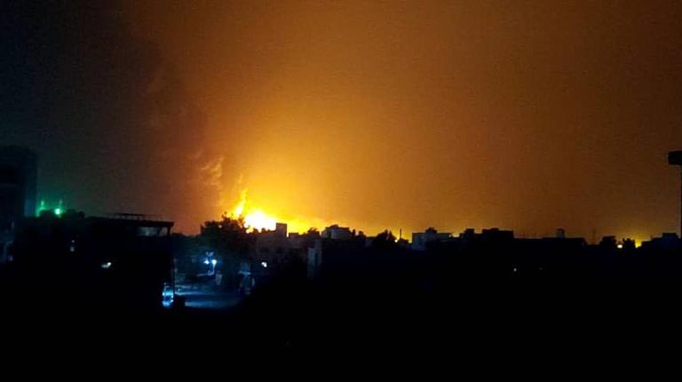 خزانات وقود لا تزال مشتعلة في الحديدة جراء الضربات الإسرائيلية طوابير سيارات أمام محطة وقود في اليمن - أرشيفية