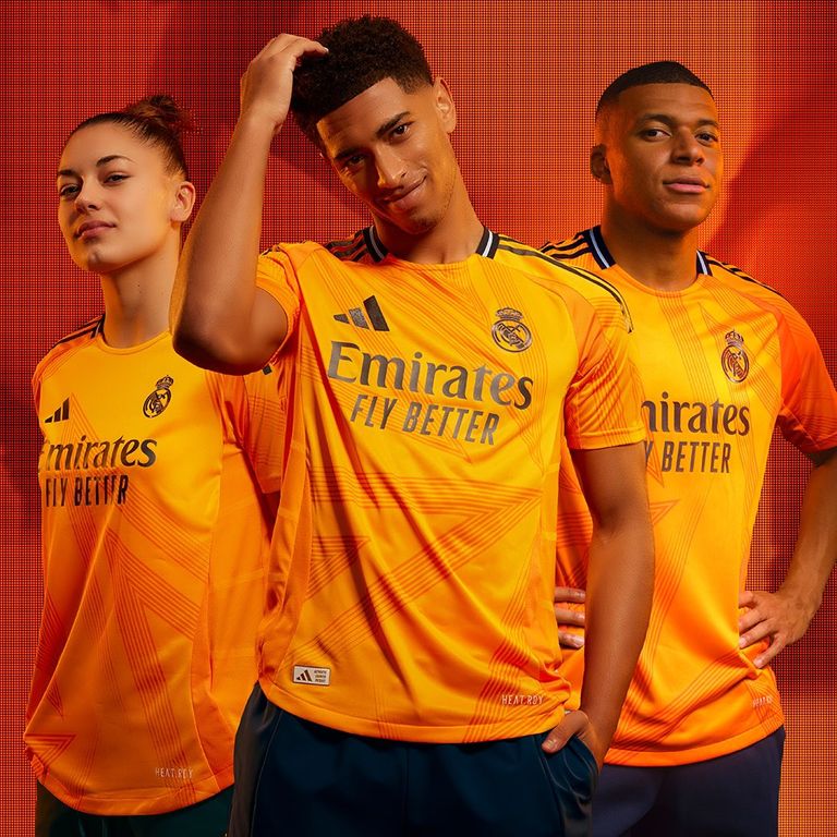 قميص ريال مدريد البديل رونالدو وبيل وبنزيما في ريال مدريد