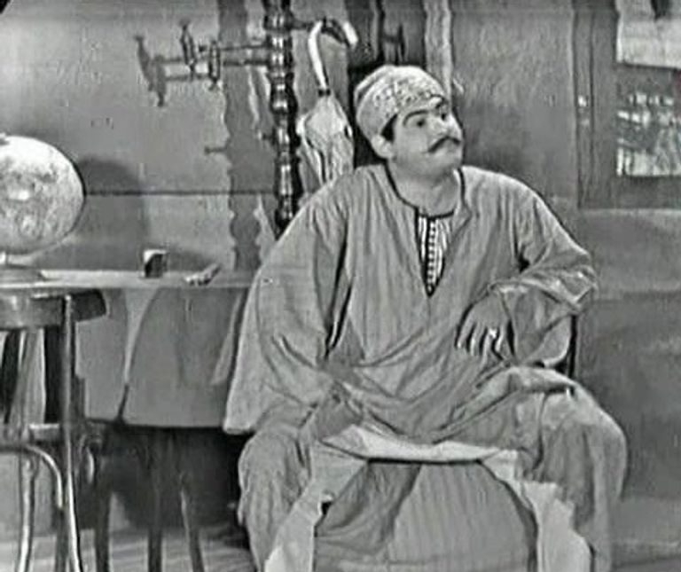 الفنان جمال إسماعيل (السماك) في مسرحية (السكرتير الفني) الفنان محمد صبحي