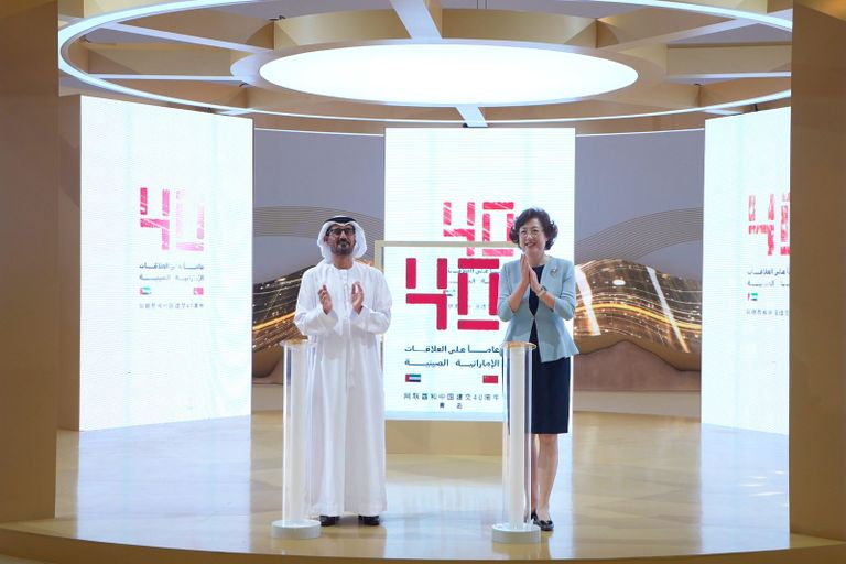 علما الإمارات والصين يضيئان واجهات المباني في تشينغداو