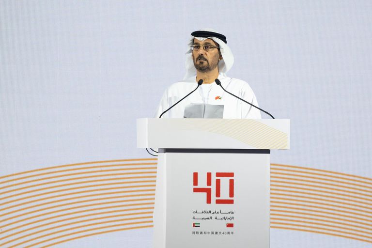 علما الإمارات والصين يضيئان واجهات المباني في تشينغداو