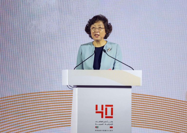 علما الإمارات والصين يضيئان واجهات المباني في تشينغداو