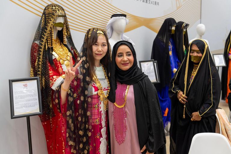 علما الإمارات والصين يضيئان واجهات المباني في تشينغداو