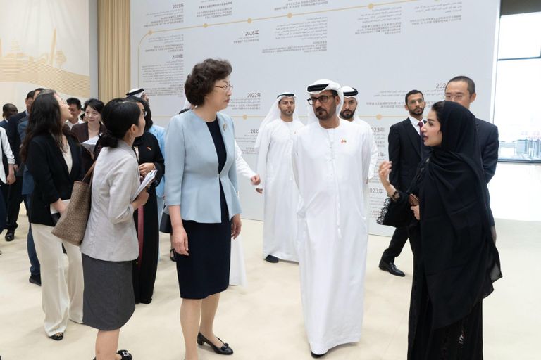 علما الإمارات والصين يضيئان واجهات المباني في تشينغداو